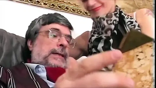 MILF ve profesör: koltukta güzel bir oral seks