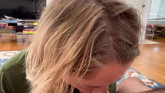 Ateşli orta yaşlı seksi kadın diz çökerek sakso çekiyor