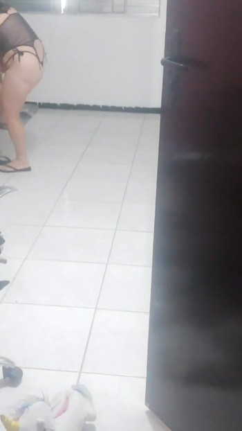 Snažan trenutak iz "Domaćica se žali tehničaru da njezin muž nije primijetio njezino novo donje rublje. Ona ga oblači"