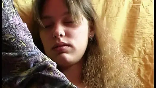 Симпатичная тинка ублажает большой и жесткий член