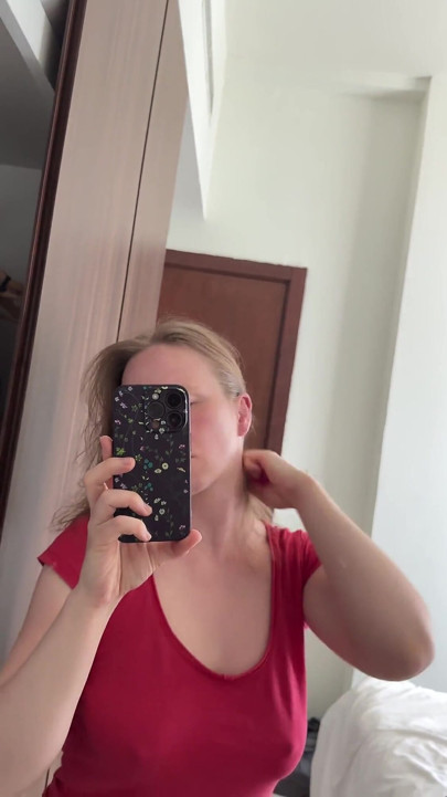 Blondă drăguță cu țâțe mari