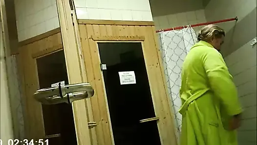 Z 59-letnią dojrzałą matką w saunie.
