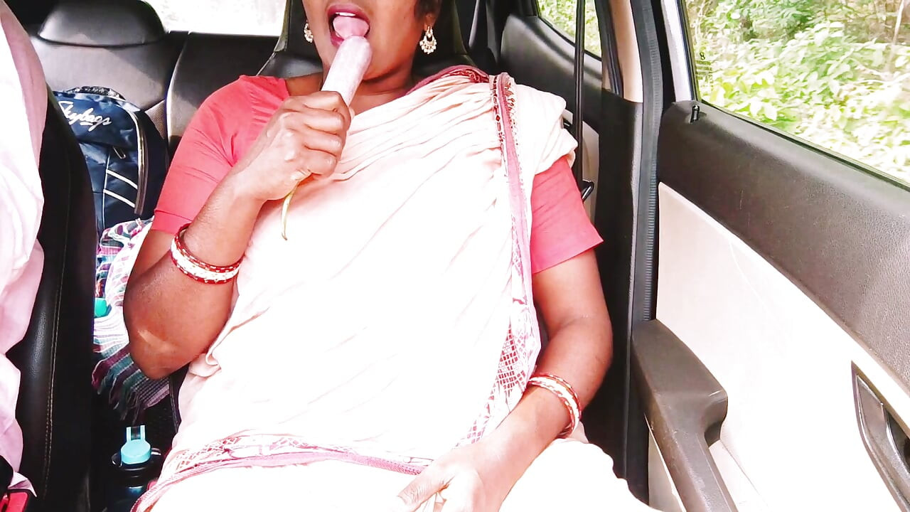 Indian House Servitoare sex în mașină cu House Woner în Jingle Road. Telugu vorbe murdare.