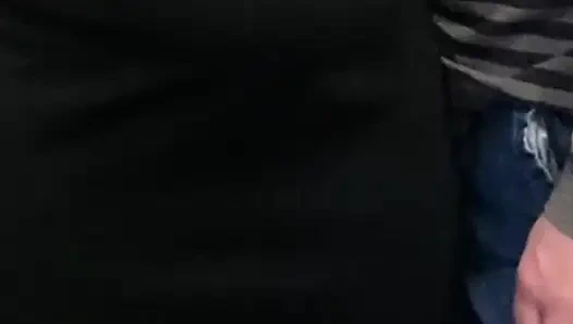 Gadis mesum ini lagi asik fingering memeknya di depan umum