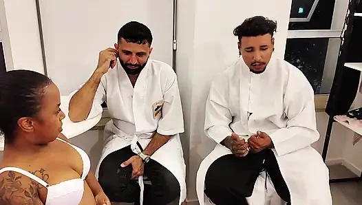 İki fizyoterapist üvey erkek kardeş cücenin yarağını yumrukladı