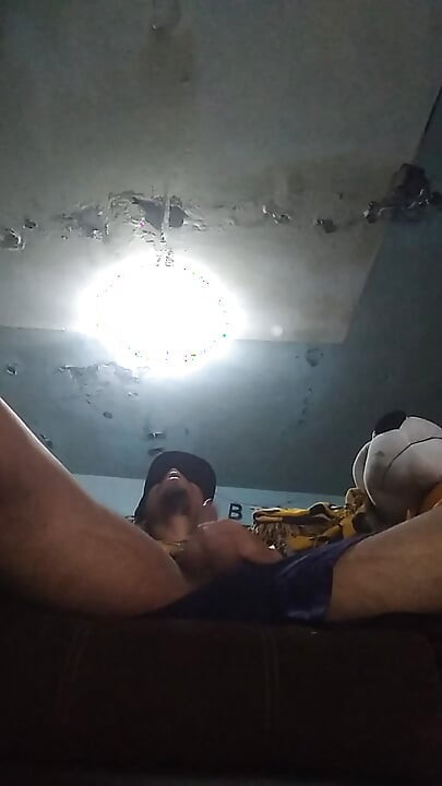 Eu sou deixado sozinho brincando com meu pau ereto