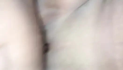 Ev yapımı ateşli amatör yenge üvey annesinin önünde üvey babasını azdırıyor. Yengenin pembe sıkı amcığı viral ev yapımı video