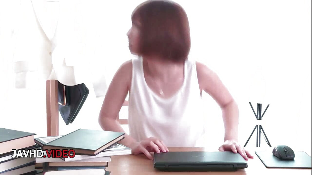 Soție japoneză senzuală Risa Mizuki face o muie sloppy într-o scenă XXX fierbinte