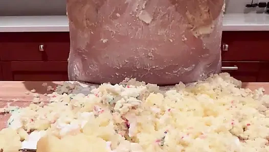 Мачеха разрушает торт на день рождения с ее огромными сиськами