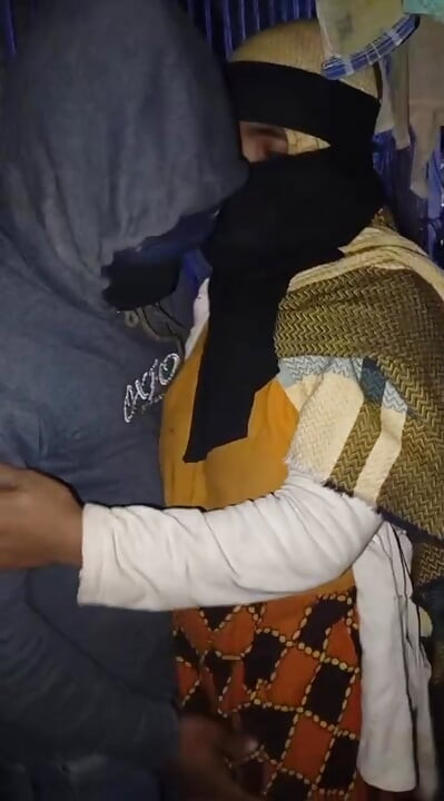 مارست الجنس مع أختي غير الشقيقة في منزل فارغ في ليلة شتاء.