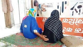 2 nữ sinh viên Hồi giáo đội khăn trùm đầu làm tình với 1 người đàn ông