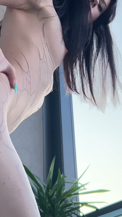 Goth meisje masturbeert op haar balkon met een BBC dildo | Clip 2