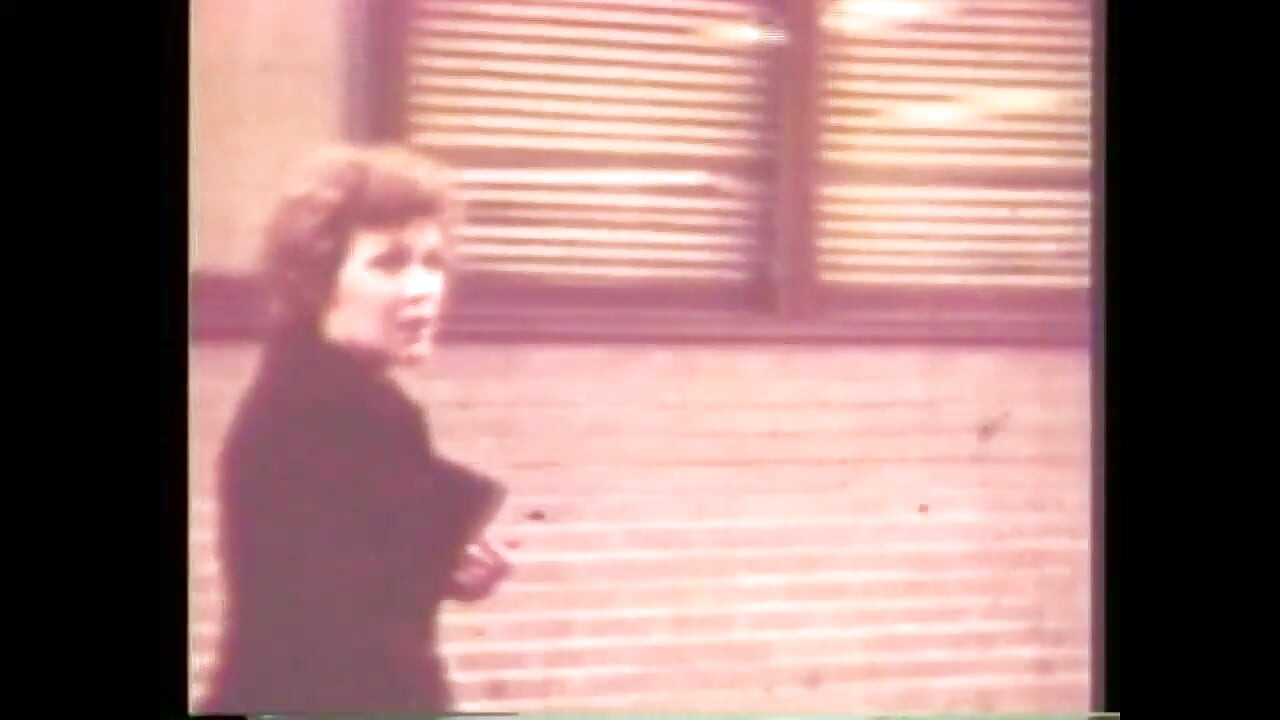 Yetmişli yıllardan bir esmerle Amerikan klasik pornosu ağzında tutamayacağı büyük bir canavar yarakla sikiliyor