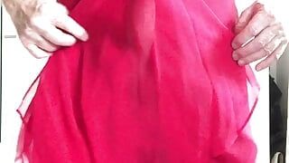 Transvestit sarah schießt sperma in sexy rotem kleid