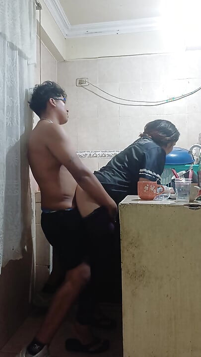 我在厨房操我的继妹，我的阿姨几乎发现了我们