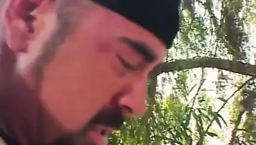 Cewek semok latina rambut cokelat dengan rambut kuncir lagi asik nyepong dan ngentot di luar ruangan