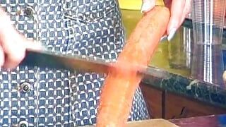 Señora rubia caliente de Alemania adora las verduras y una polla dura en su manguito