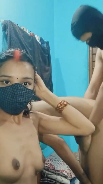 Vlasnik sobe bhaiya pojebao dvije djevojke za iznajmljivanje u oyo xxx videu, indijska polusestra u niskom jebanju s jija hindi audio | Isječak 2