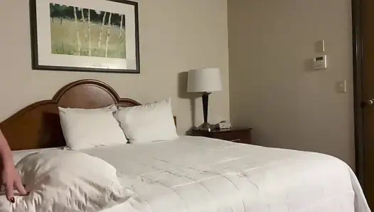 Fa fiona hat spaß in ihrem hotelzimmer mit einem kissen