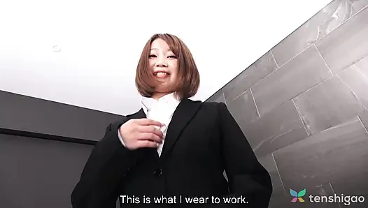Asuka Suzumura ofis üniformasıyla bugün bizimle oynuyor