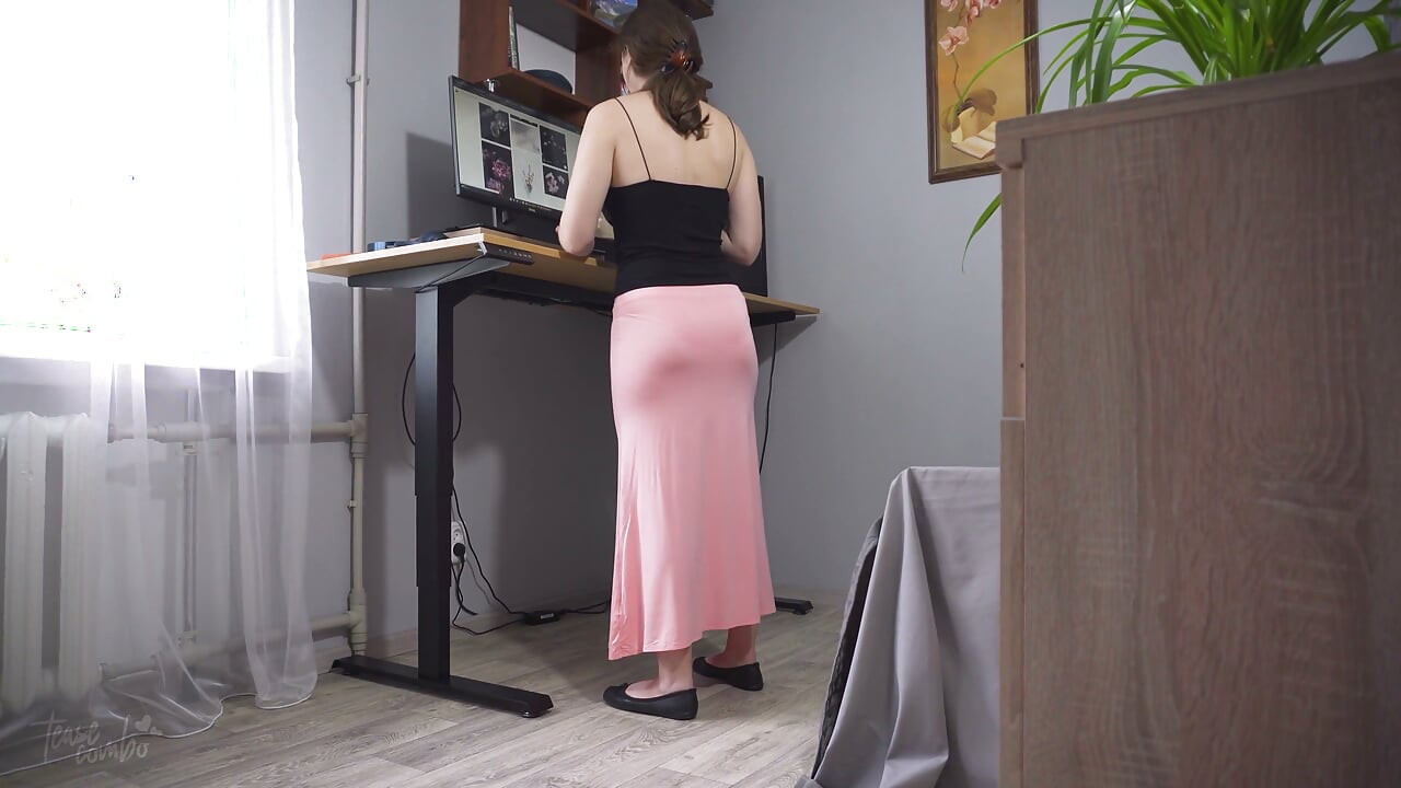 사무실에서 팬티 라인 후장을 가진 비서 보기