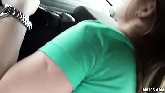 Gestrandete teenager - r'ussian Alessandra jane bläst thomas & wird in einem auto vor einem pOV-gesichtsbesamung gefickt