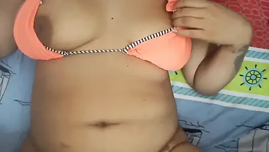 Spanierin hilft ihrem nachbarn, seine jungfräulichkeit zu verlieren