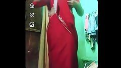 Indian Gay Crossdresser XXX goală în sari roșu arătându-și sutienul și țâțele