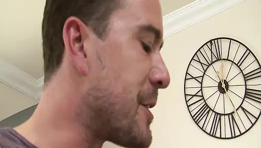 Cewek hot rambut cokelat ini di-fingering dan dientot habis-habisan sampai mengerang keenakan