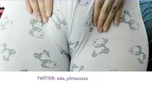 CAMELTOE- MEMEK BENGKAK- MASTURBASI DENGAN PIYAMA