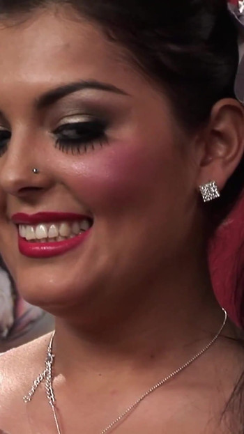 Jasmine Black queria interpretar hoje, então ela veio vestida como sua boneca favorita