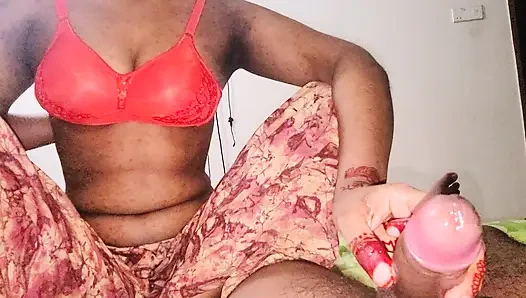 Самые совершенные сиськи индийской бхабхи в мире трахают сисечками член