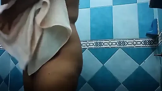 Karmica lagi asik mandi
