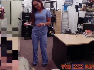 Hete amateurverpleegster draagt een verleidelijke bril tijdens hete pov pijpbeurt