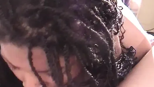 Pelacur gemuk kulit hitam lagi pamer keahlian sepong kontolnya