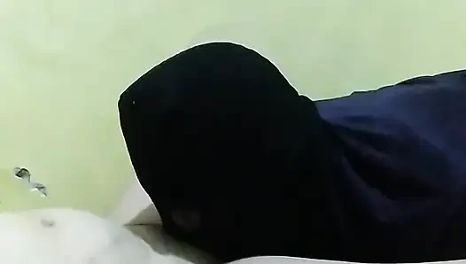Ev sessizken orta yaşlı seksi kadının amını yalıyor