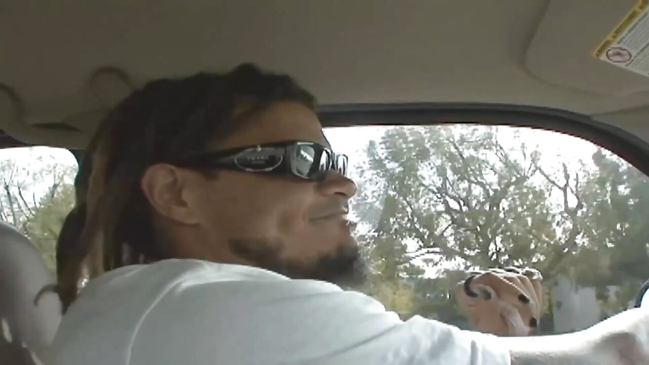 Ξανθιά με μεγάλο κώλο γαμιέται από έναν μεγάλο μαύρο πούτσο