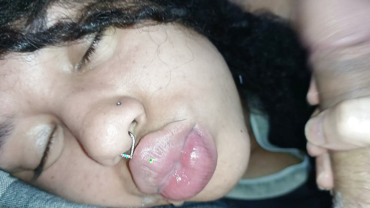 Belo primeiro plano de uma gozada interna no rosto e nos lábios de uma puta.