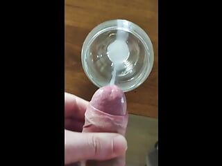Esperma griego fresco en el vaso