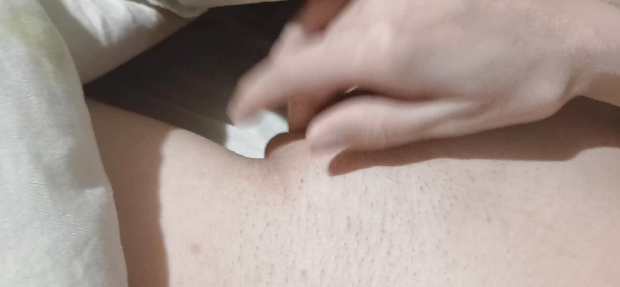Αυνανίζομαι επικίνδυνα κάτω από τα σκεπάσματα δίπλα στην ετεροθαλή αδερφή μου τη νύχτα