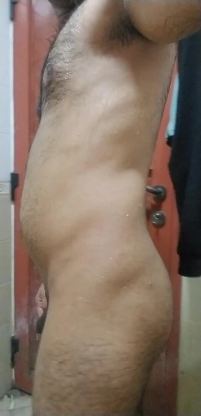 老爸爸展示他的屁股和身体