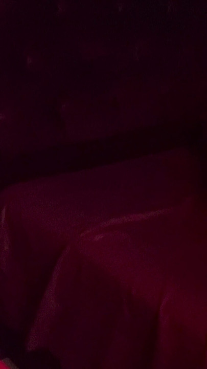 Вона думає, що вдома нікого немає, і їде на верху