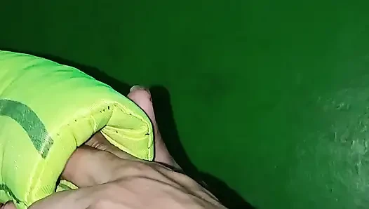 Bir dildo'yu deliğe sığdırmaya çalışmak büyük penise uymuyor.