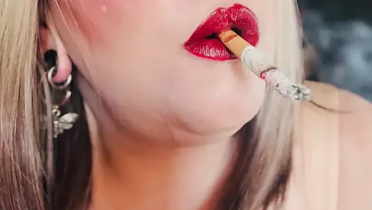 Блондинка-бомба Tina Snua курит для тебя крупным планом - дрейфующая OMI OME Snap вдыхает