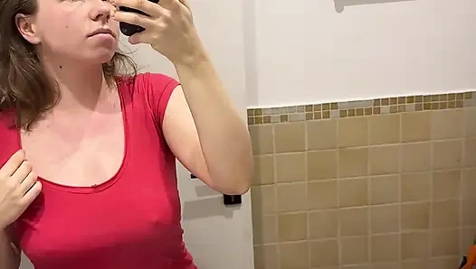 Tişörtüyle büyük meme uçlarını görebilirsiniz