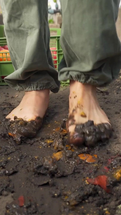 Στριμώχνοντας τις ντομάτες ξυπόλητες στη βρωμιά ASMR | Κλιπ 1