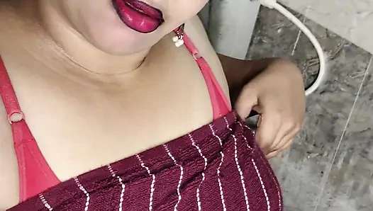 Istri tamil lagi mandi