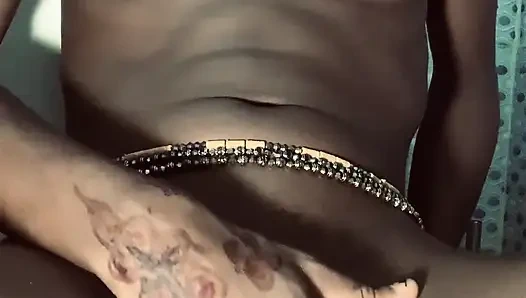 Горячая чернокожая крошка BrownGurl234 наслаждается моментом соло в ванной