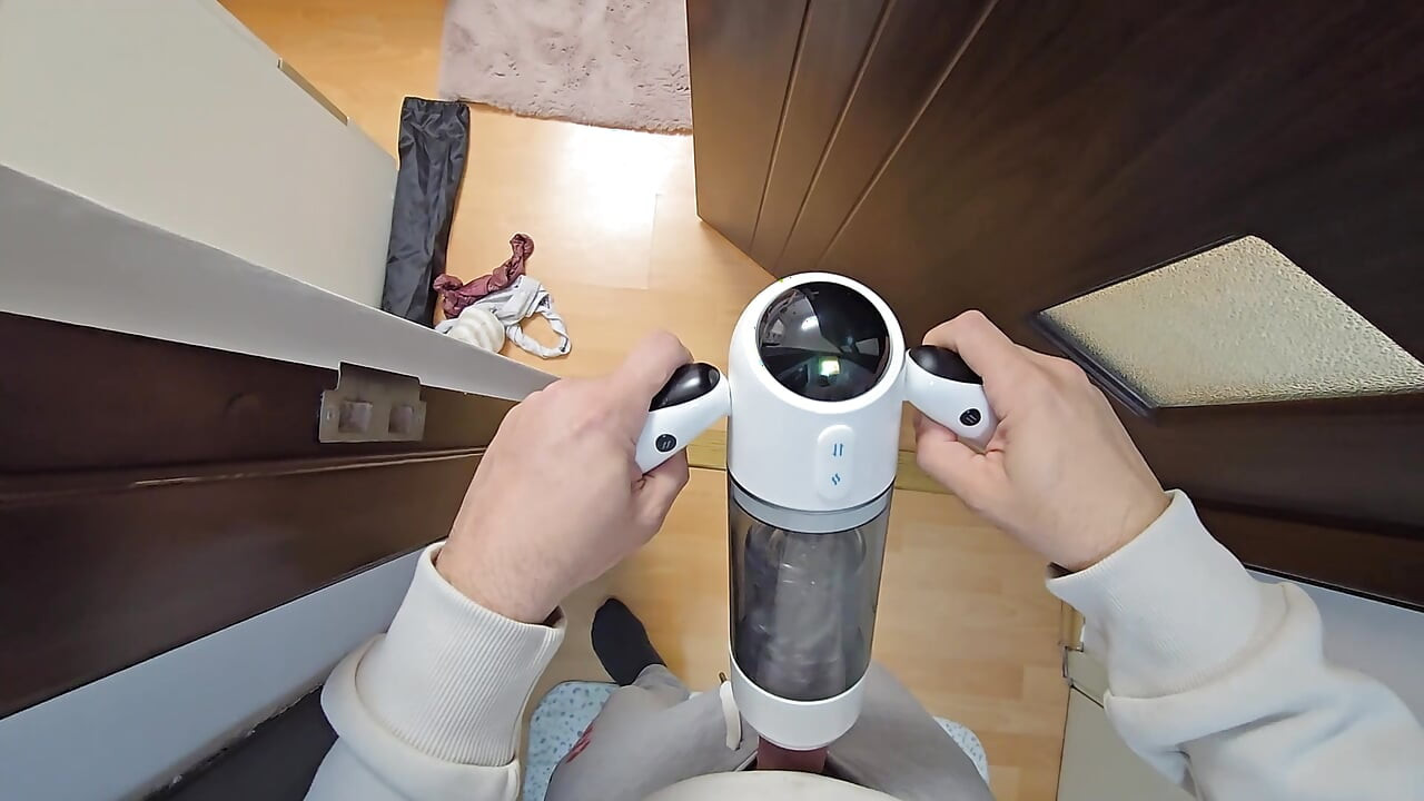 Mi scopo il mio cazzo masturbatore mentre guardo in segreto la mia sorellastra sditalinarle la figa