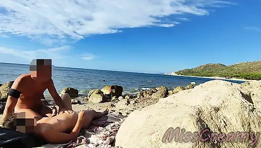 Yabancılar karımı çıplak bir plajda büyük yarağıma dokunup sikerken yakaladı